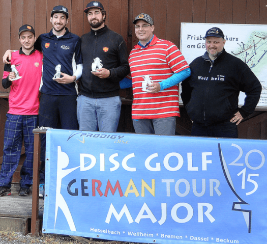 Günter Tanner (r.), Chef der Bavarian Airhawks, ehrte die DGA-Open-Sieger Dominik Stampfer (1., 2.v.l), Jerome Braun (2., l.) und die Dritten Torsten Baus (M.) sowie Ted Winkelbeiner.