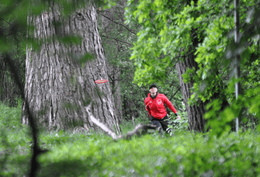 Nicht nur Wiebke Becker, Mädchen- und Frauen-Vorstand in der Discgolf-Abteilung, suchte sich interessante Lagen und ausgefallene Aufgaben auf der Runde.