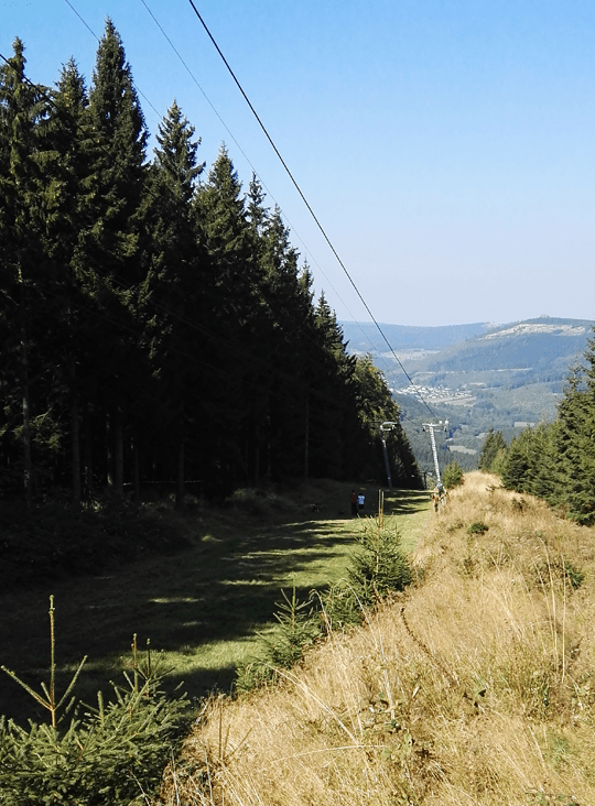 Auf Bahn 14 geht es auf einem schmalen Fairway unter dem Lift 138 Meter hinab.